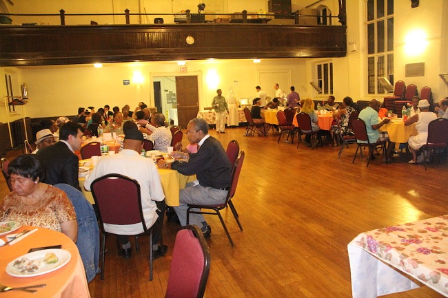 Iftar-with-members-of-Grace-Episcopal-Church (1)